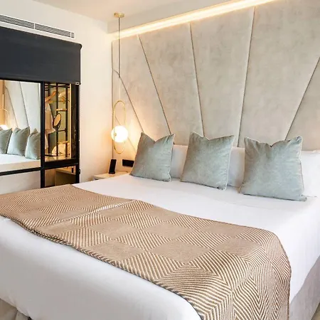 Nivia Born Boutique 5*